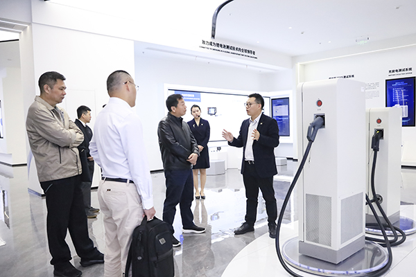 星云股份副董事長(zhǎng)、總裁劉作斌向福船集團(tuán)副總經(jīng)理李振均一行介紹公司充電產(chǎn)品.jpg